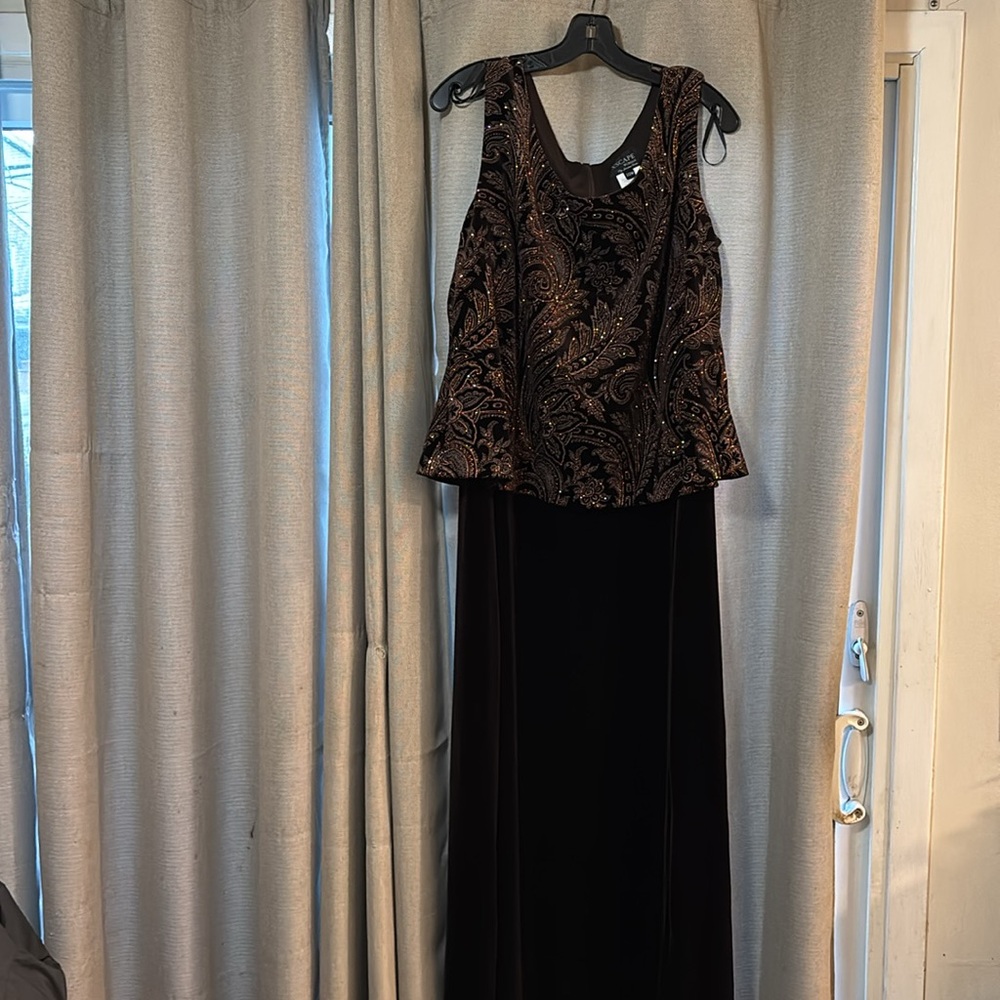 Gorgeous sequined, brown velvet gown. Size 22W - Picture 2 of 13